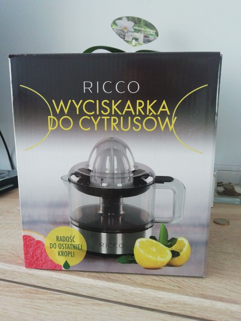 Wyciskarka do cytrusów elektryczna Ricco.