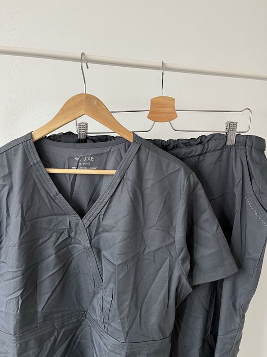 Ciemnoszara odzież medyczna