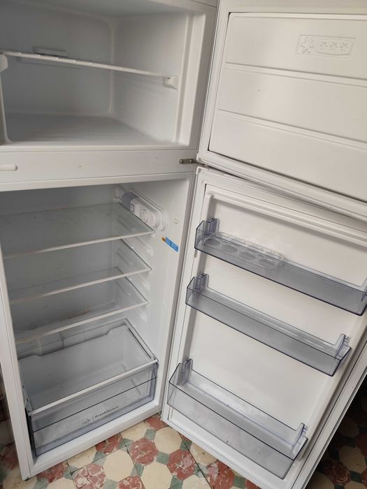 Frigorífico Indesit de duas portas ,  com mais ou menos um ano.