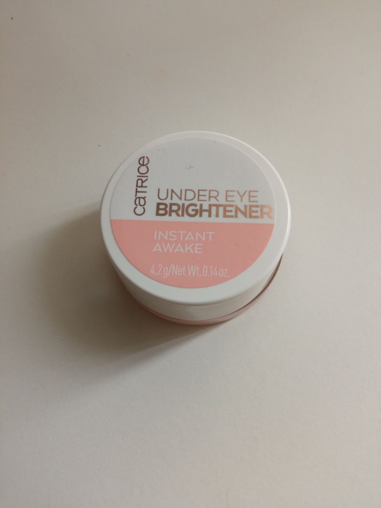 Korektor Essence under eye brightner