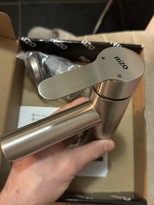 Новый Смеситель для умывальника нержавейка