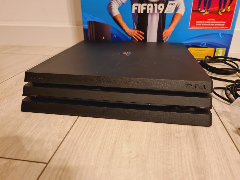 Konsola ps4 pro 1Tb plus 3 gry