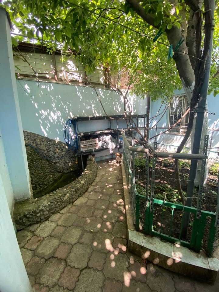 Продам 2-поверховий будинок з сауною та басейном,вул.Червонослобідська