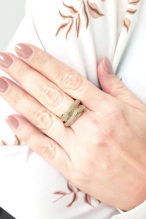 Złoty pierścionek błyszczący wąż wysadzany cyrkoniami pr. 585