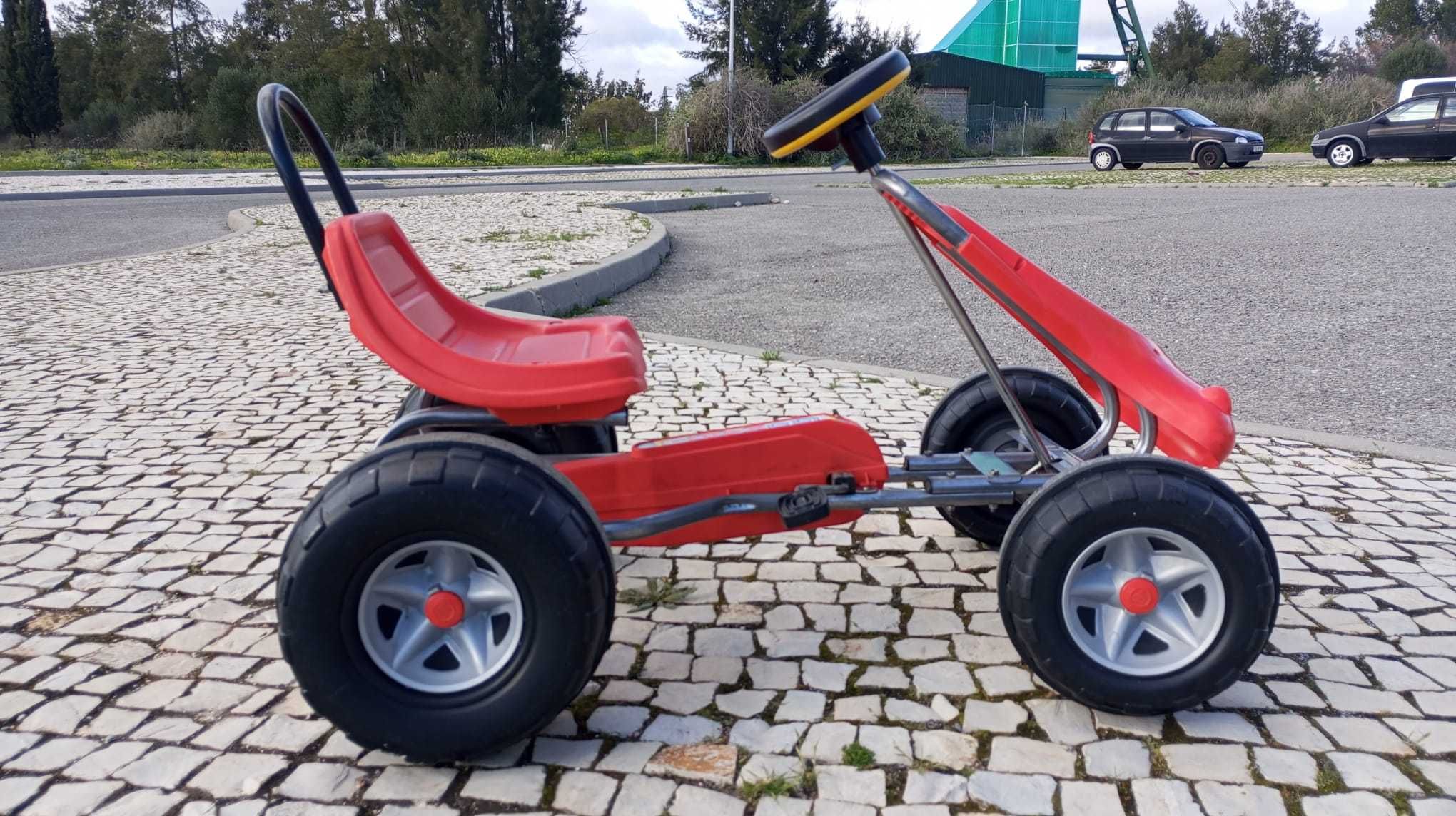 Carrinho a pedais - Go Kart Injusa, com banco ajustável. Bom estado.
