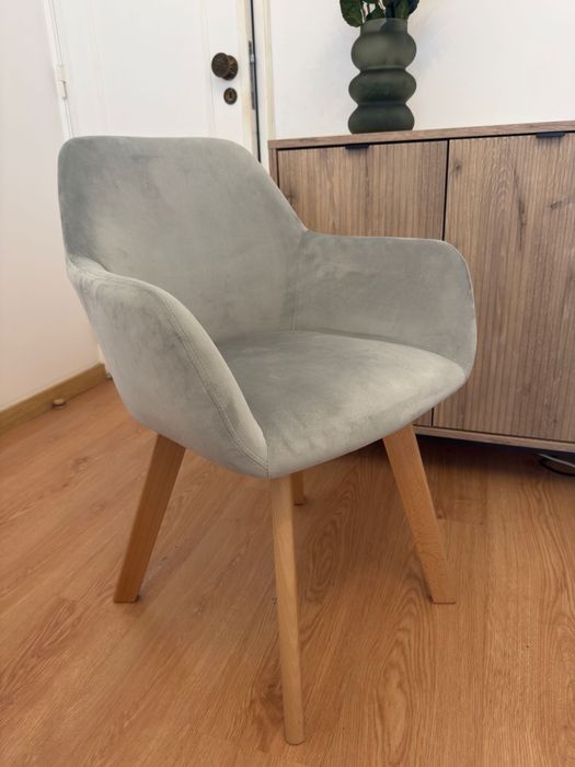 4 Cadeiras - estilo moderno - muito pouco uso - 120€