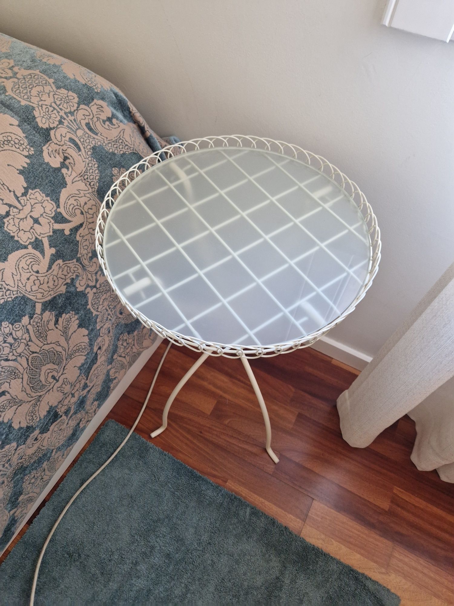 2 mesas de cabeceira/apoio IKEA
