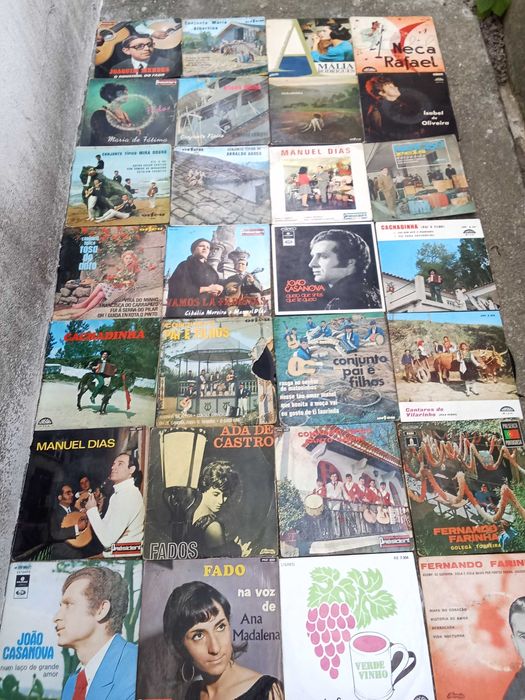 Gramofone Portátil e Discos Usados Antigo Coleção