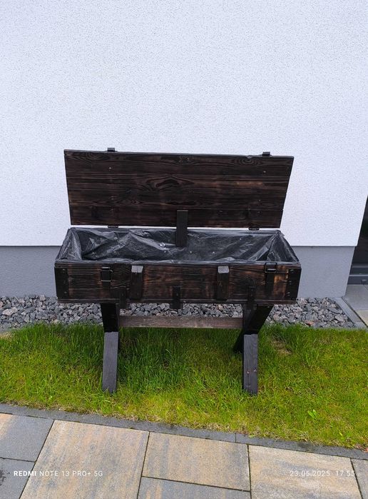 Donica ogrodowa ze starej skrzyni wojskowej – styl i trwałość