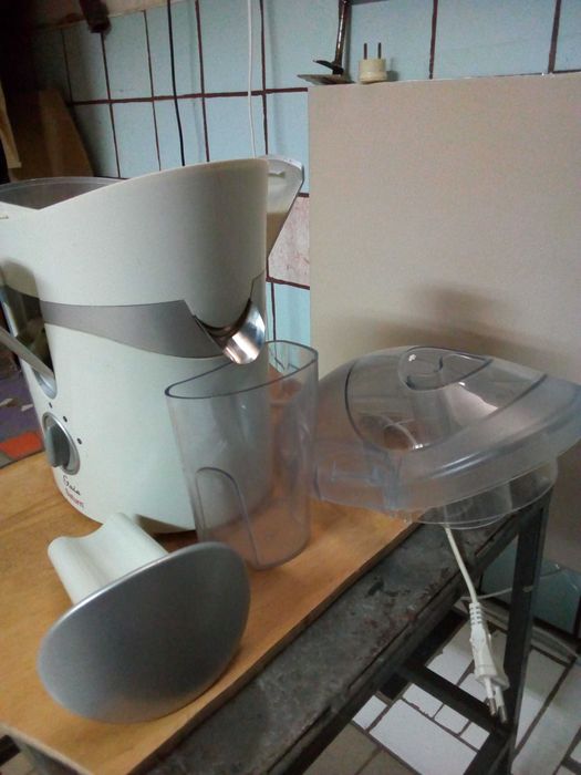 Продам электрическую соковыжималку, использовалась два раза.