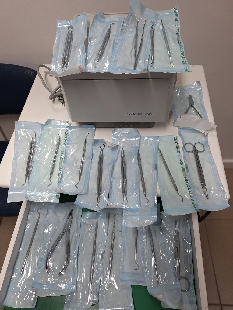 Material Cirúrgico  de estomatologia com armário rodado