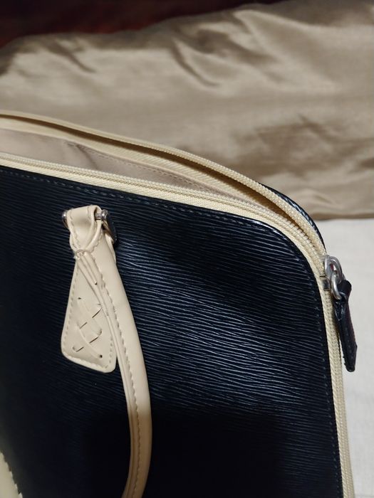 Mala feminina bege e preta