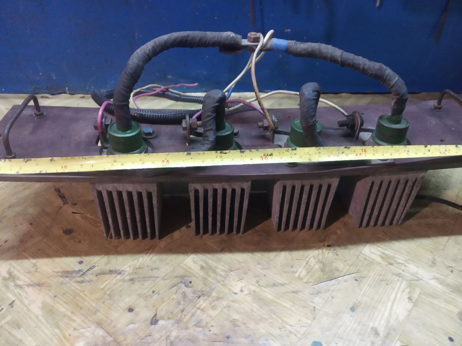 Диодный мост мощный на диодах вл-200 на радиаторах.