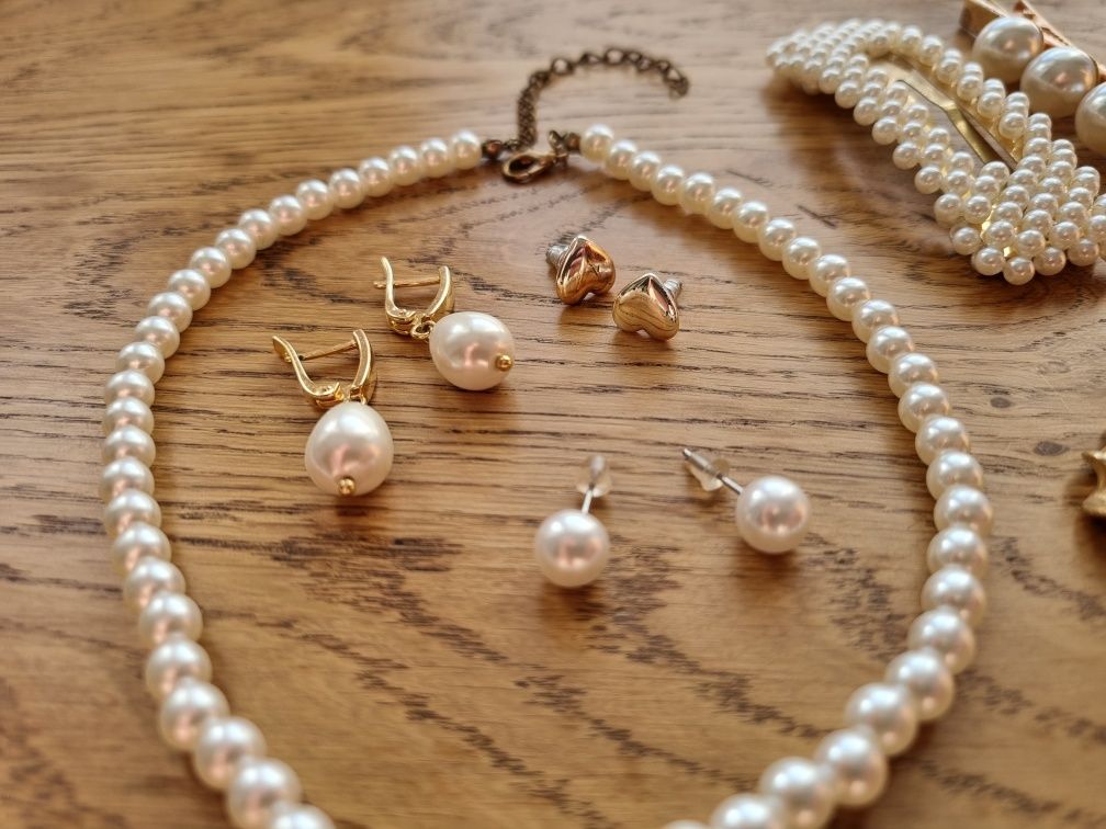 Zestaw biżuterii z perłami naszyjnik korale spinki kolczyki