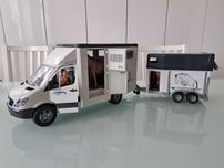 zabawka bruder sprinter z przyczepą do przewozu koni