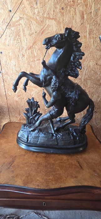 Rzeźba , figura - półnagi mężczyzna z koniem  43cm.