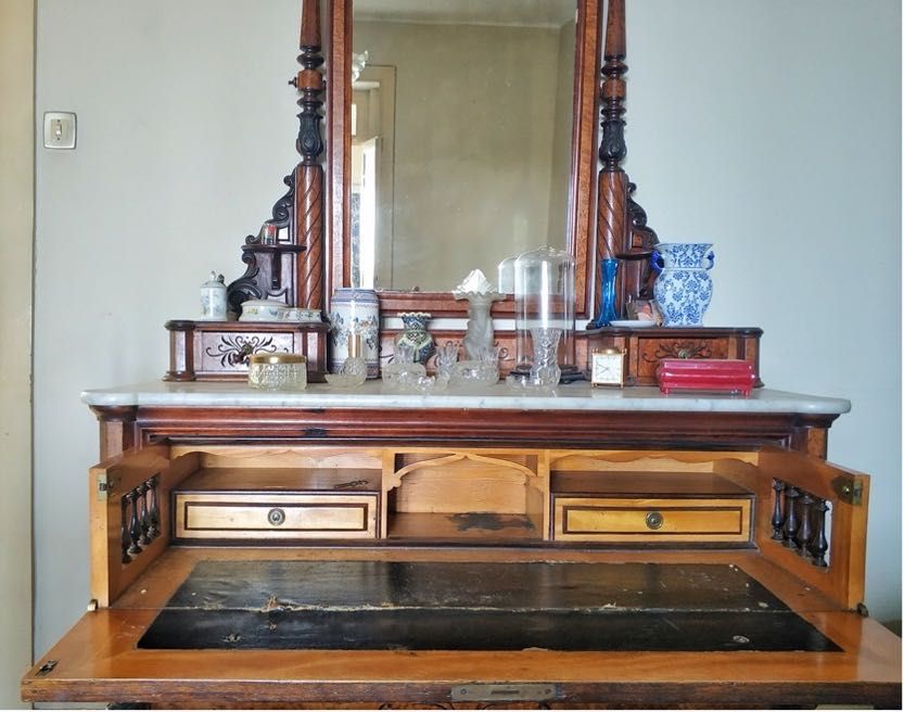 Cómoda antiga com espelho e gavetas com secrétaria em madeira nobre