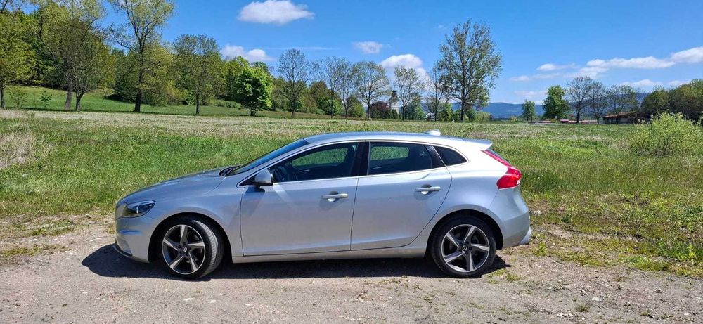 VOLVO V40 T3 srebrny
