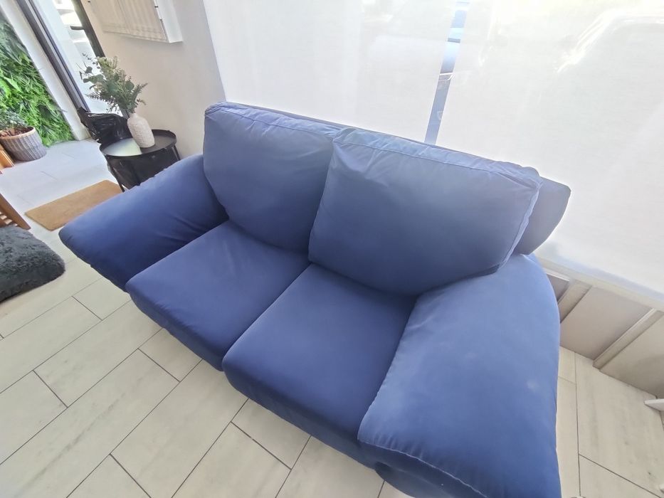 Sofá cama azul de veludo