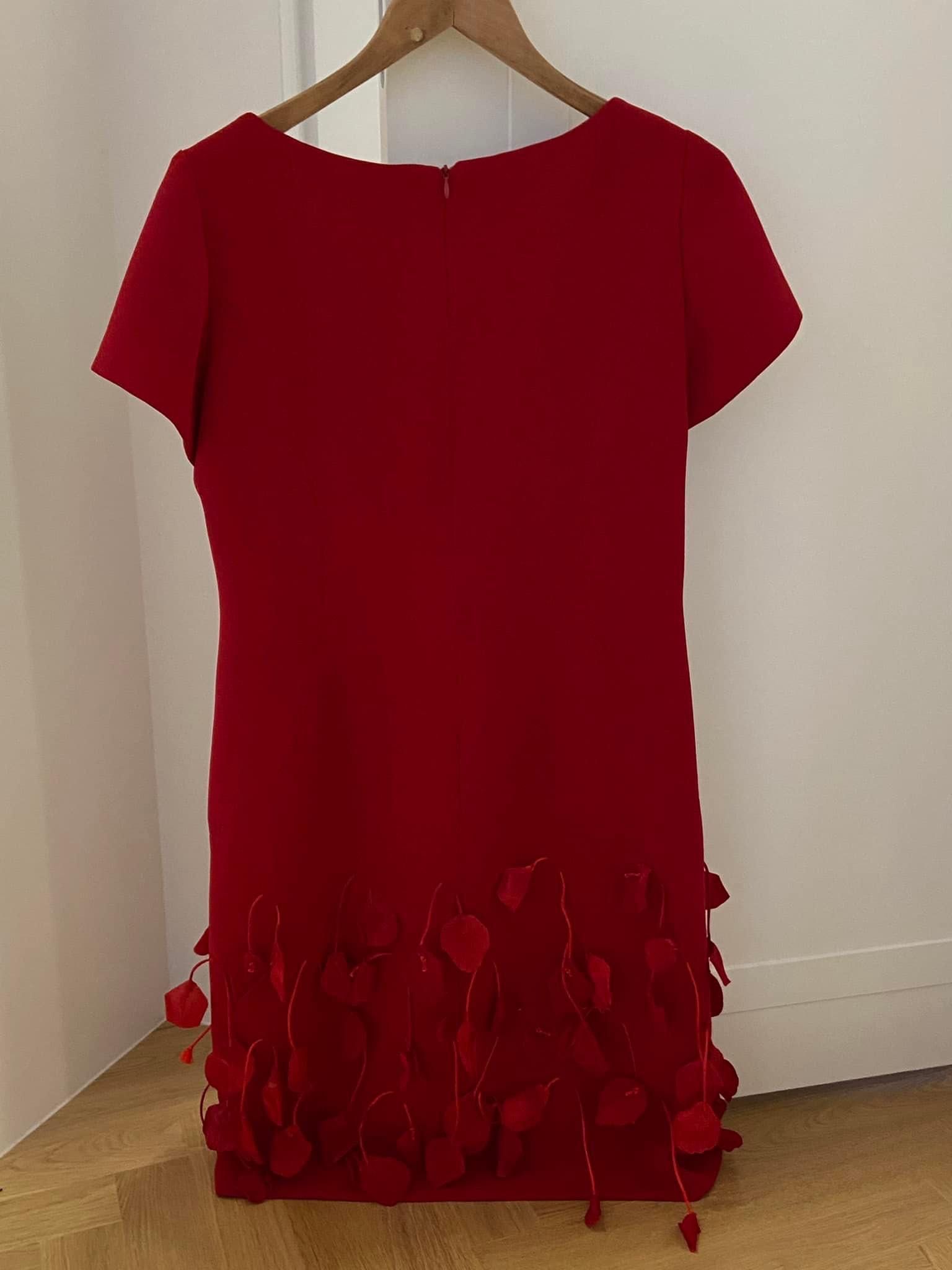 Piękna czerwona sukienka z efektownym dołem 
Rozm. 40