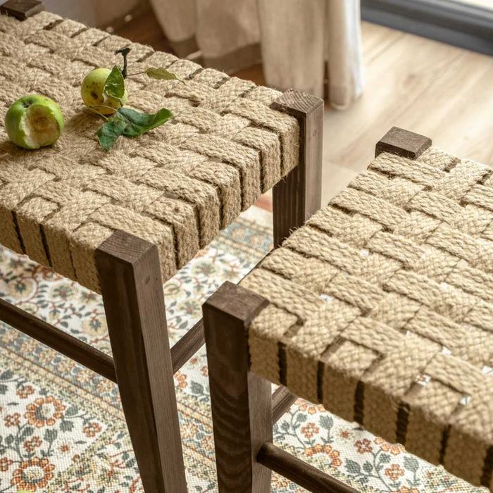 Drewniana taboret z plecionką jutową w stylu rustykalnym, farmhouse