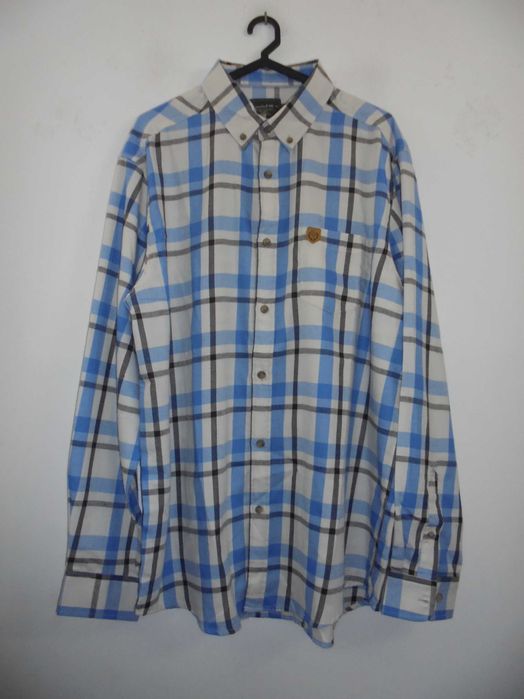 camisa de homem nova com etiqueta