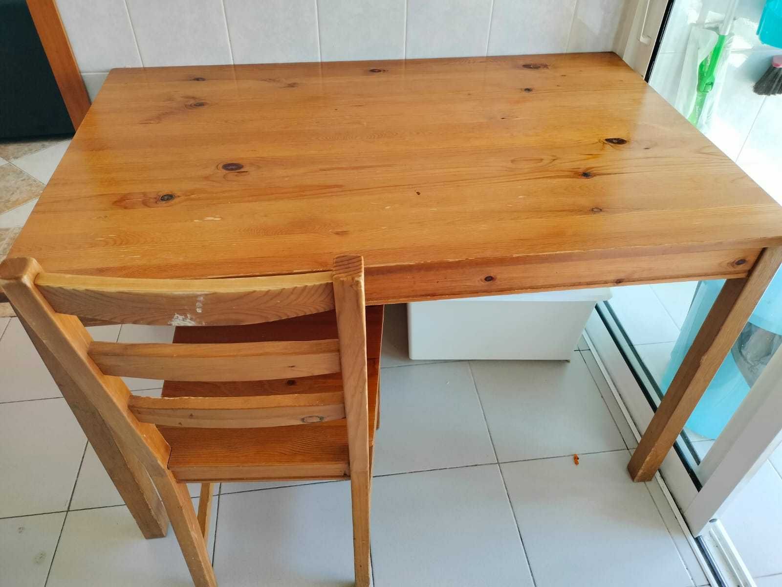 Mesa e cadeiras de madeira