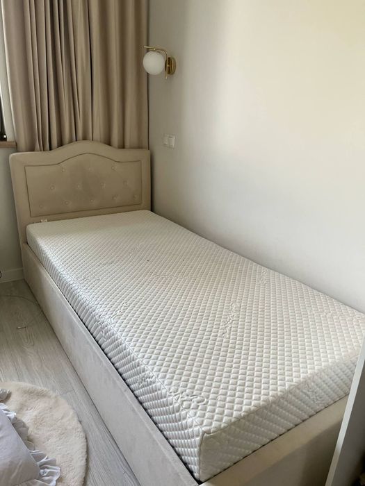 Łóżko z materacem