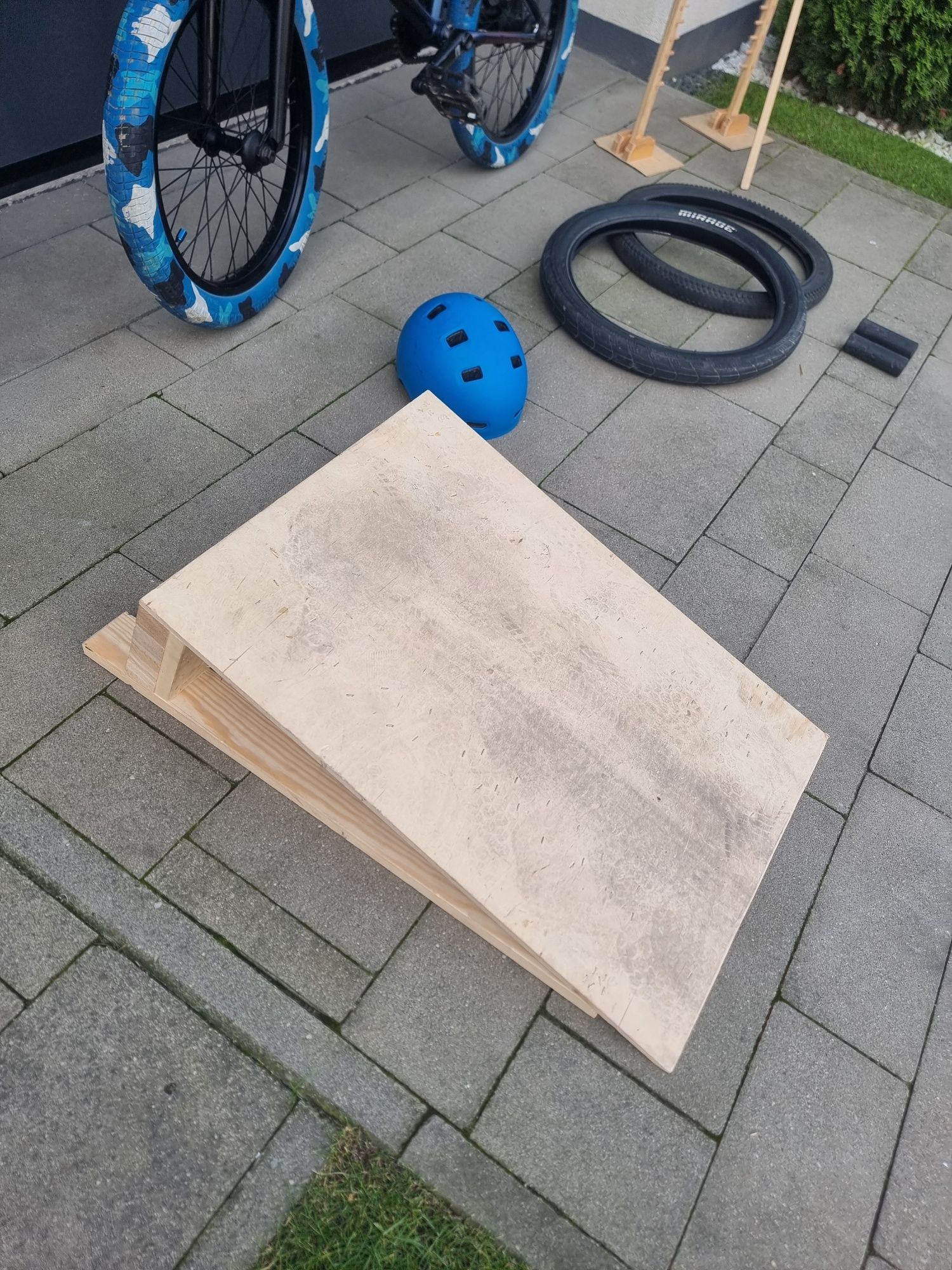 BMX WTP envy 9 + rampa, tyczka/płotek, 2 opony, pegi i kask