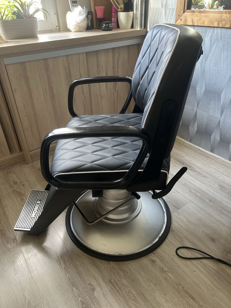 Fotel Fryzjerski Barberski HOMER po kompleksowej renowacji jak nowy
