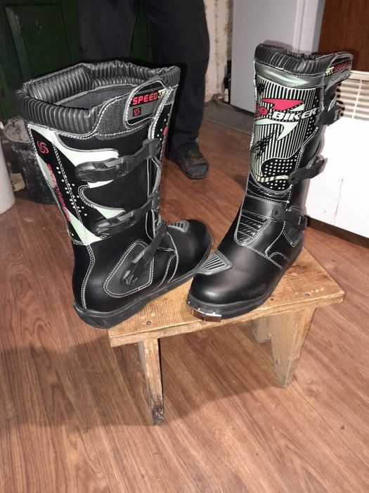 Продам мотоботи.