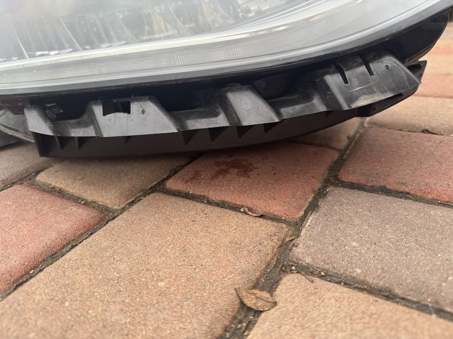 Фара права Tesla model 3