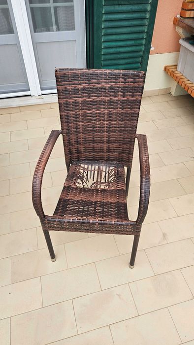 Mesa e cadeiras jardim em Ratan