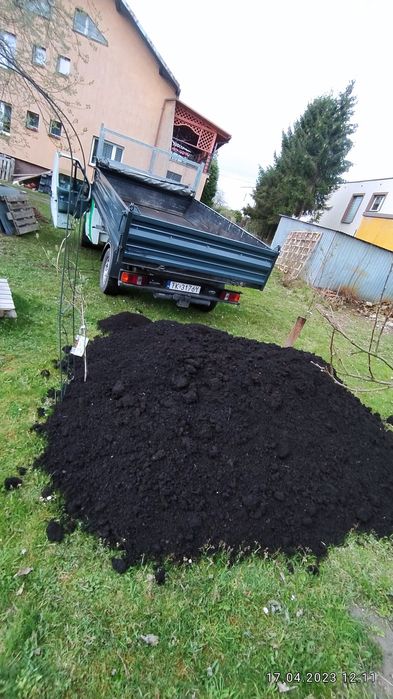 Ziemia czarna kompostowa pod trawnik ogródek Żyzna