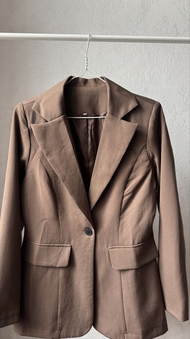 Шоколадний приталений піджак