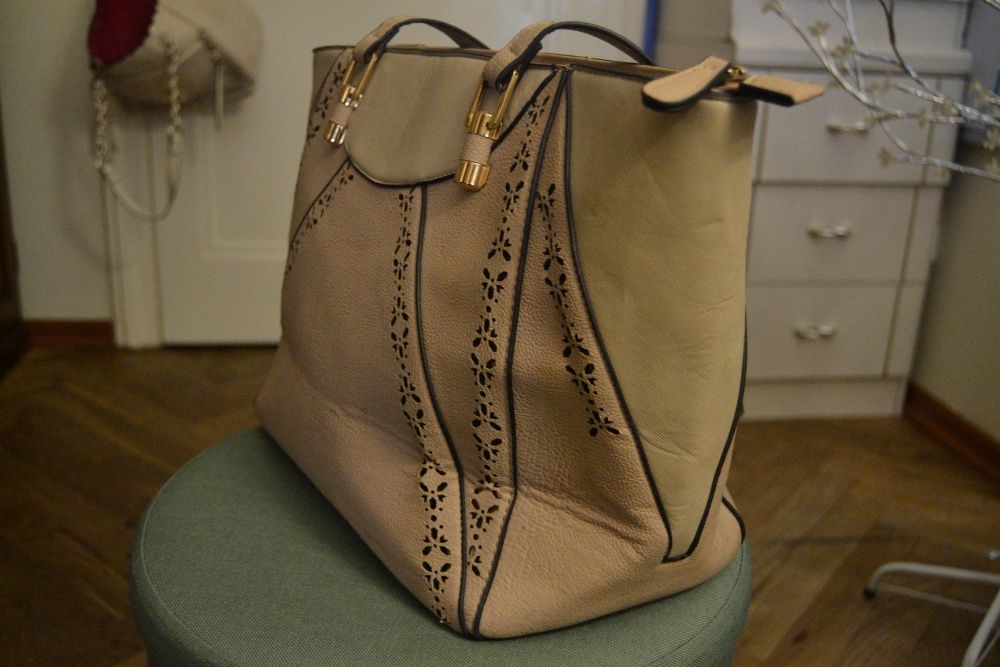 Beżowa torebka New Look ażurowe wzorki A4 złote wykończenia kuferek