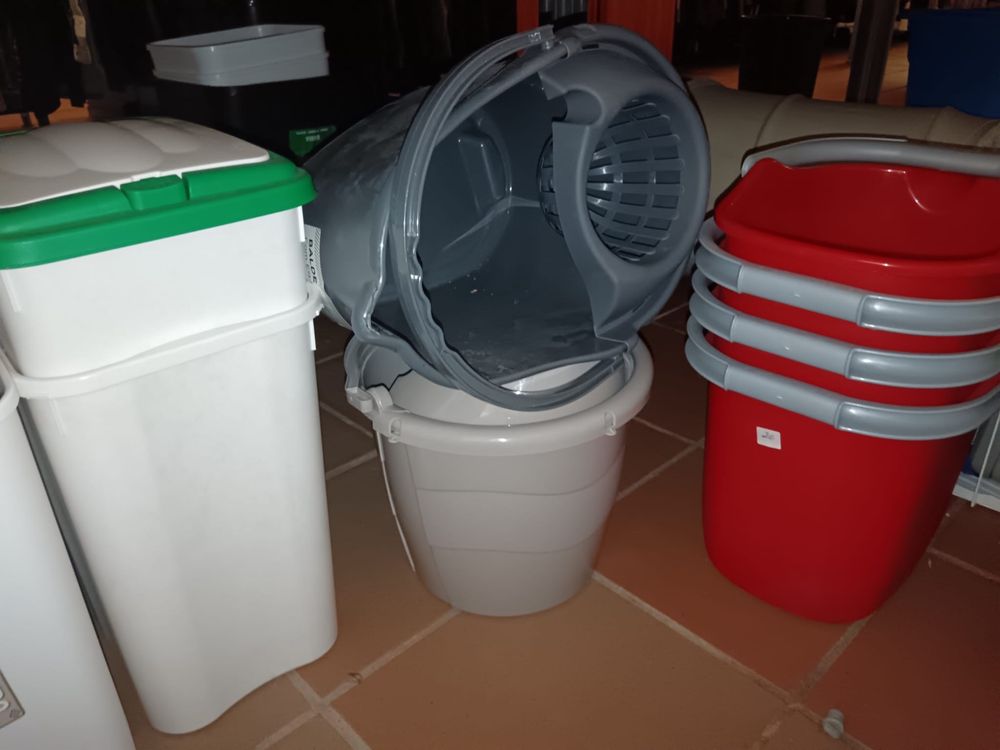 Baldes, caixas e caixotes do lixo