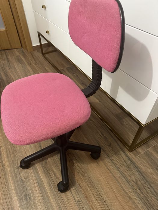 Cadeira de escritorio cor de rosa