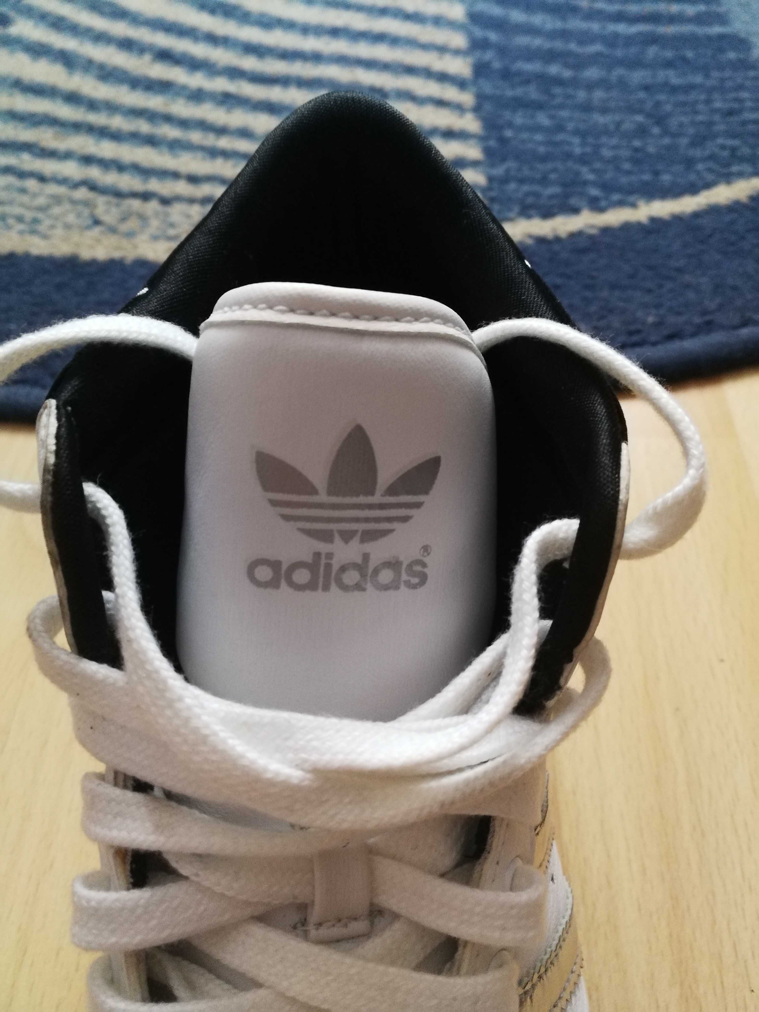białe buty Adidas