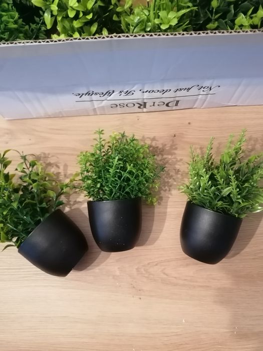 Sztuczne kwiaty w doniczkach