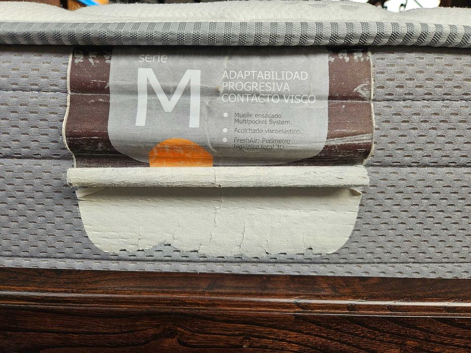 Magnifica cama em madeira maciça com estrado e colchã