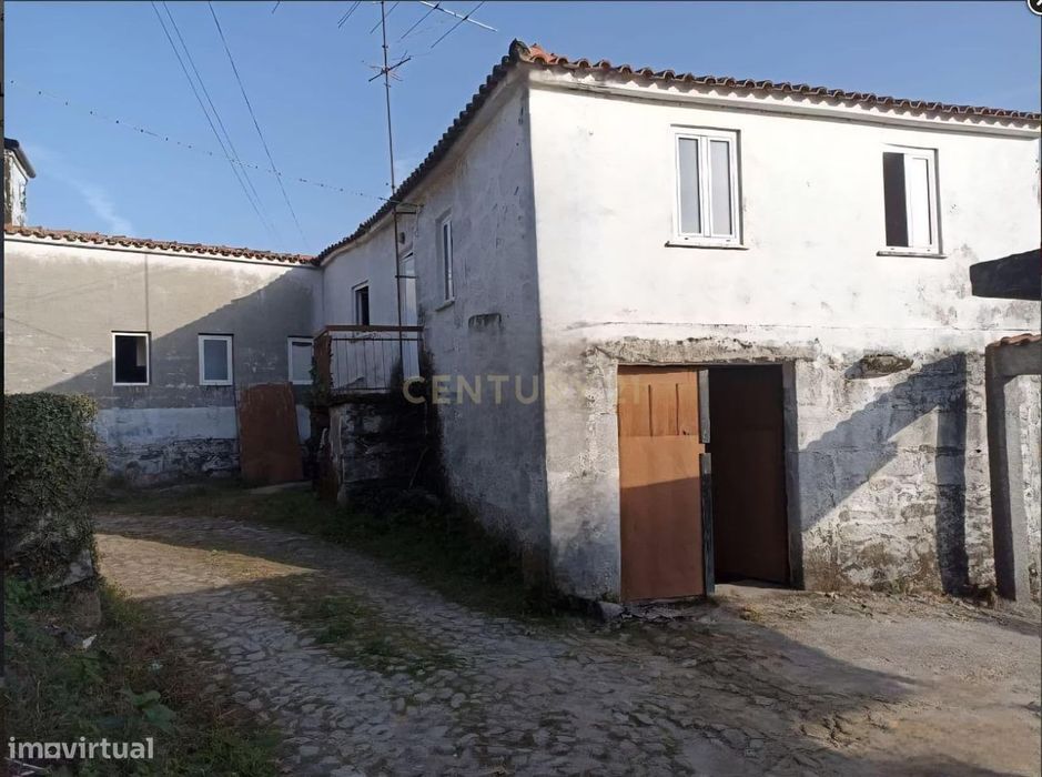 Moradia Tradicional em Pedra Remodelada com Adega e casa em ruina  em