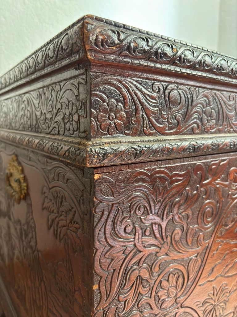 Arca trabalhada em mogno
