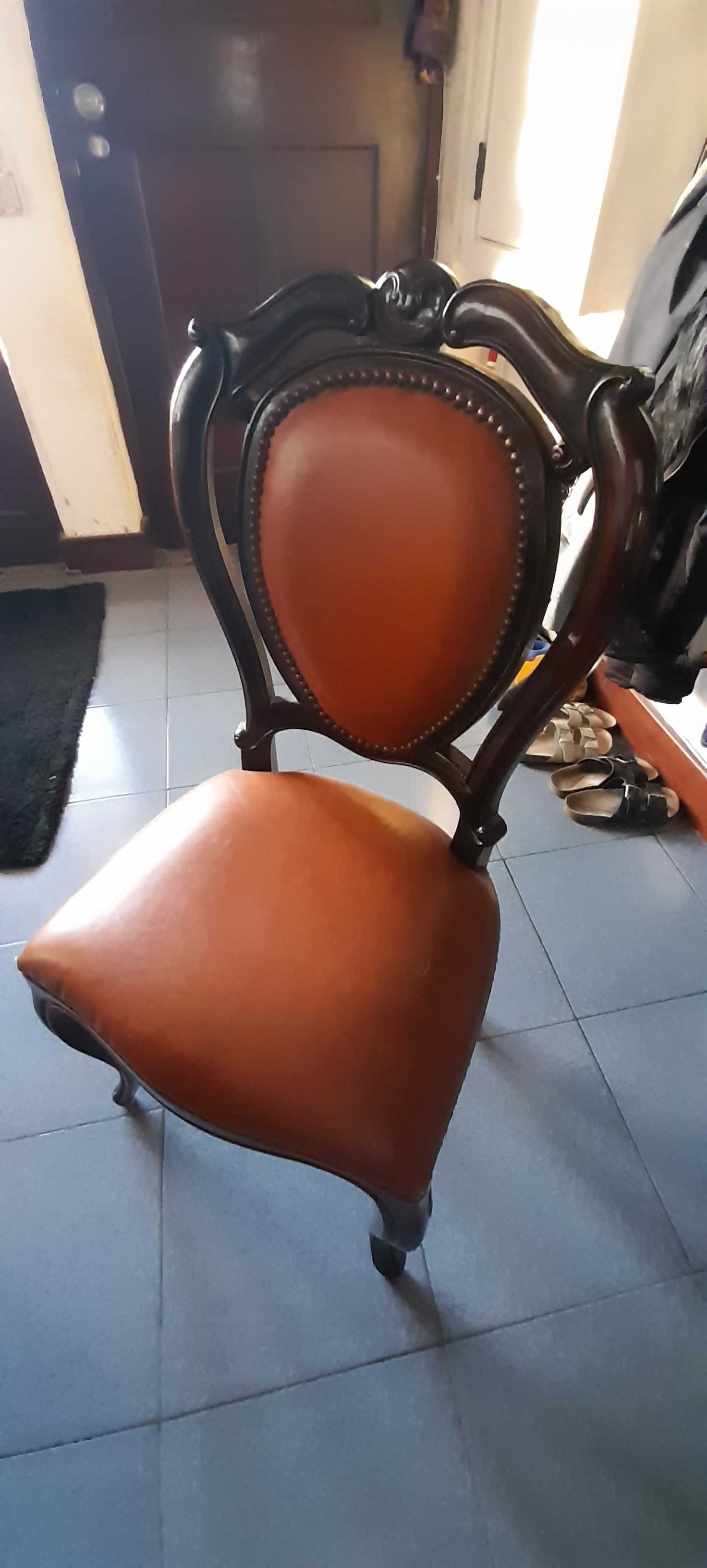 Cadeiras com estofo e costas em pele
