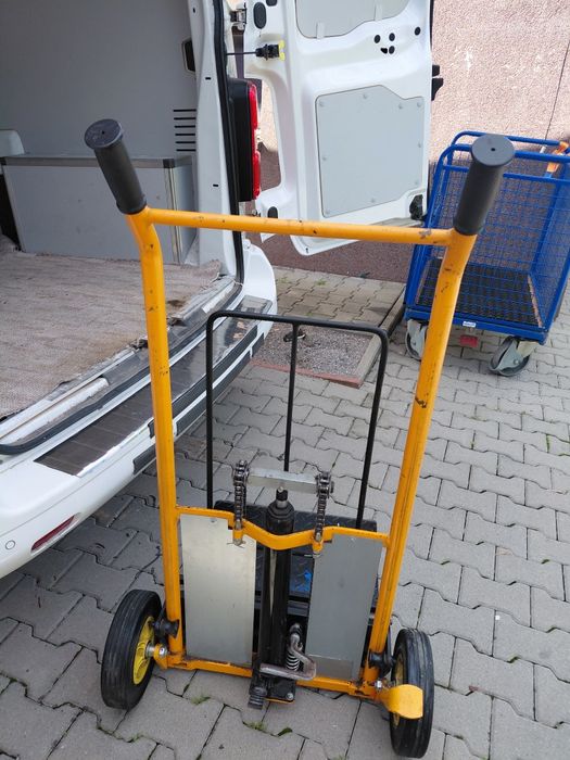 Wozek reczny z podnosnikiem chydraulicznym.