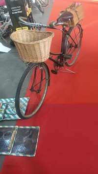 Bicicleta pasteleira de mulher antiga vintage clássica