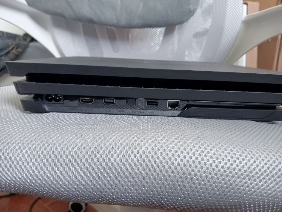 Ps4 pro 1Tb + 2 jogos