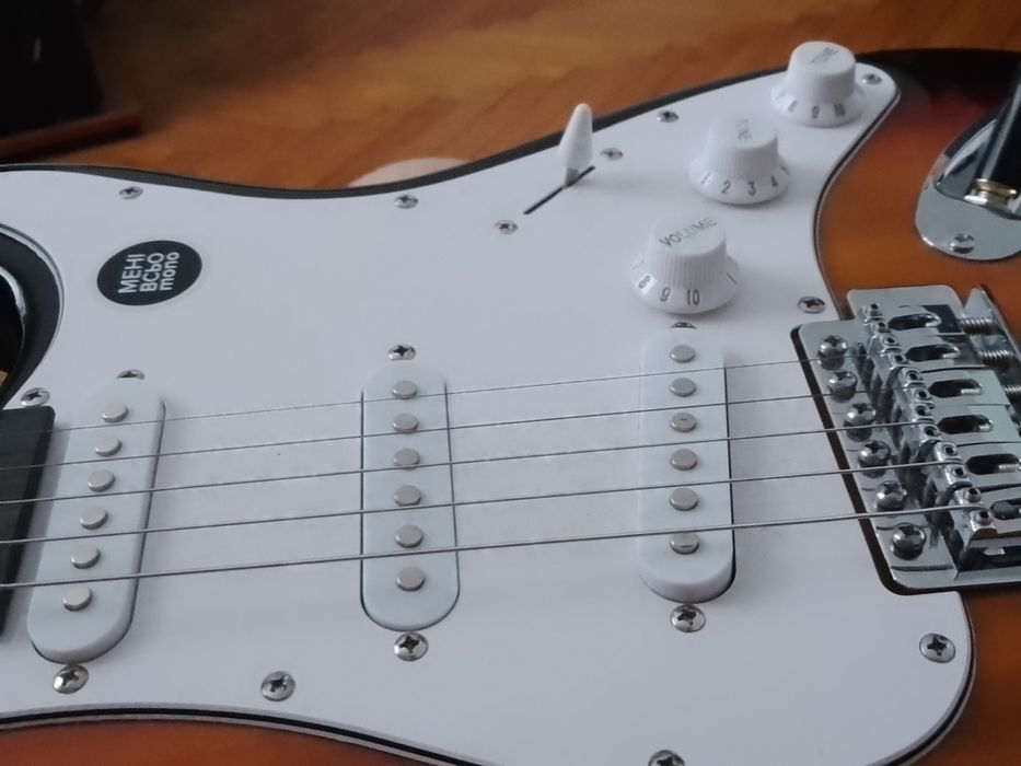 Продам електро гітару J8 Stratocaster (повну назву не пам'ятаю)