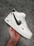 Кросівки зимові Nike Air Force 1 Mid LV8 з хутром розпродаж
