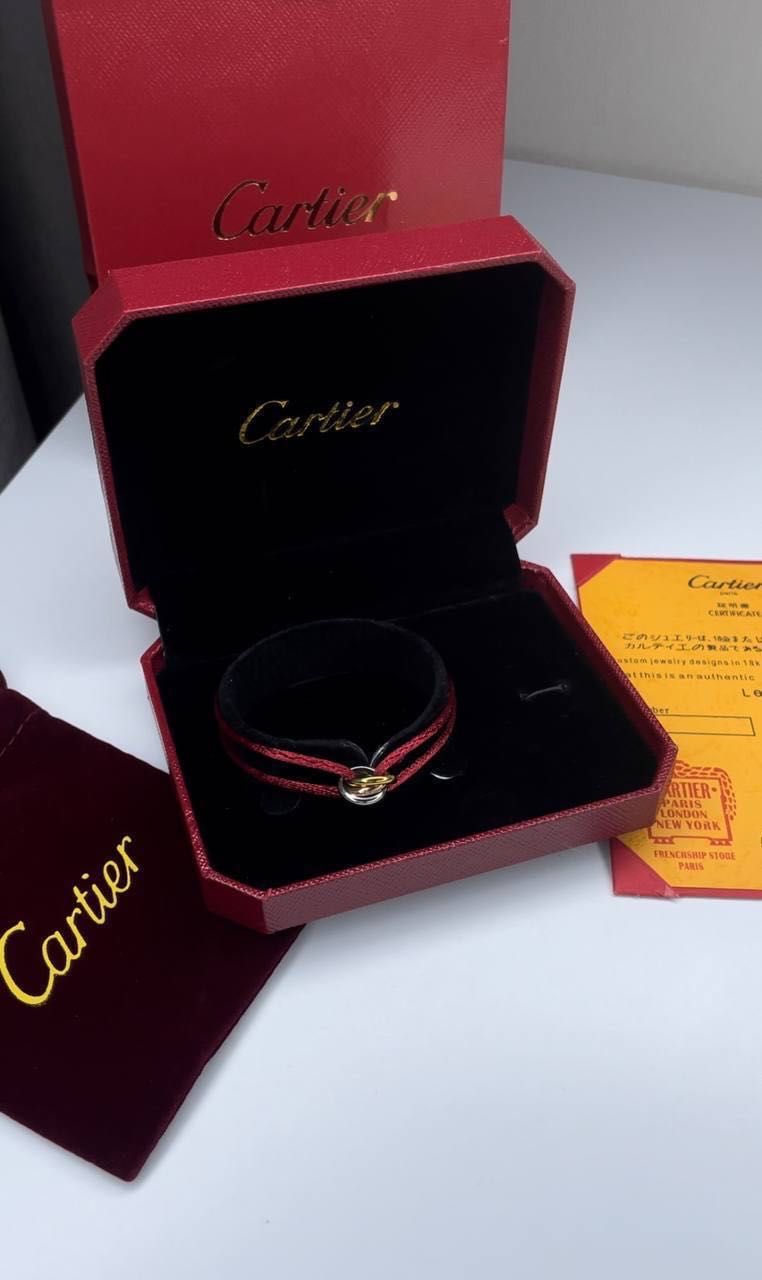 Браслет в стилі Cartier Trinity з ниткою